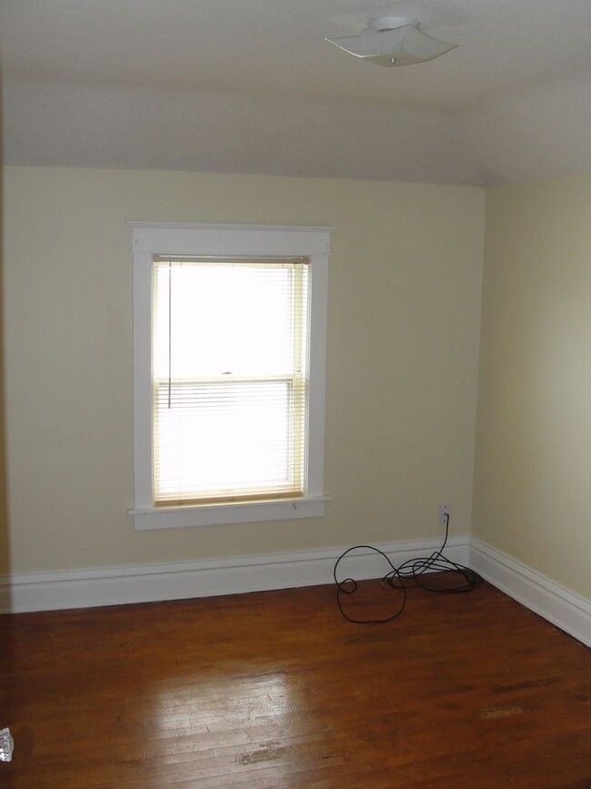 Building Photo - Duluth, MN - 3 bedroom - 1 bathroom - Sing...