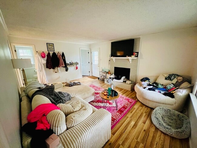 Building Photo - Charming 4-Bedroom Home with Ample Space and Modern Amenities