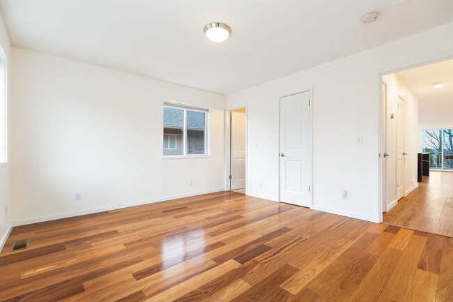 Building Photo - 4403 Powell Pl S