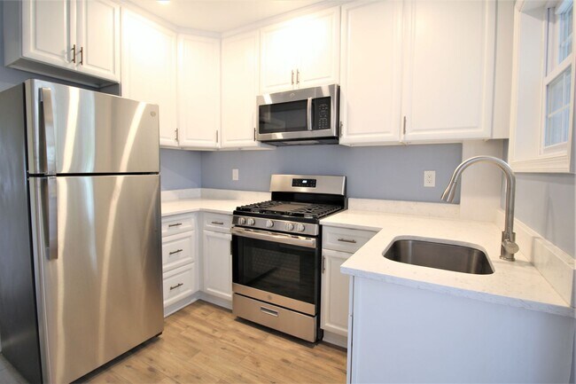 Building Photo - Townhouse Two Blocks to Braddock Rd Metro Station