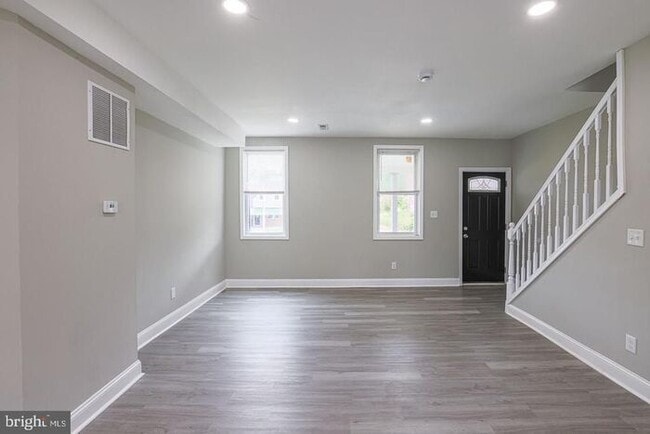 Building Photo - 4 Bedroom Beautiful Home