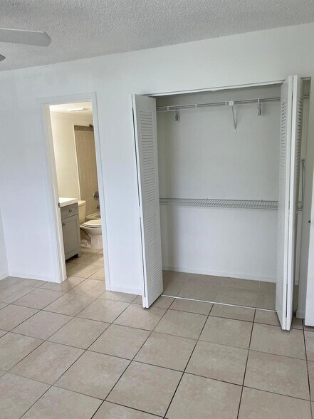 Building Photo - 1040 Twin Lakes Dr