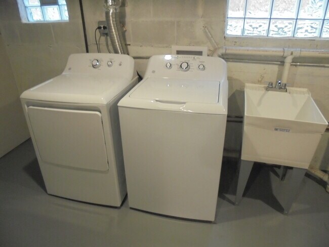 Building Photo - 7609 W 63rd Pl