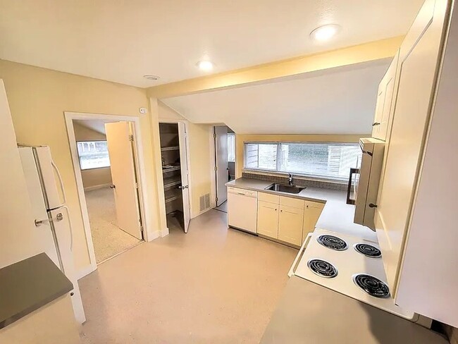 Building Photo - APPLICATION PENDING - Adorable 2bed/1bath ...