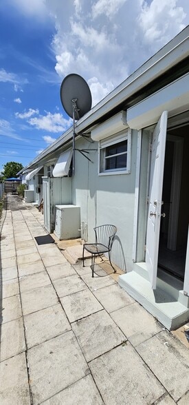 Building Photo - 2211 Lincoln St