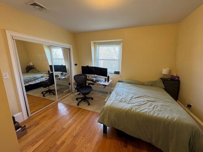 Building Photo - Awesome 6 bed 3.5 bath in Somerville...