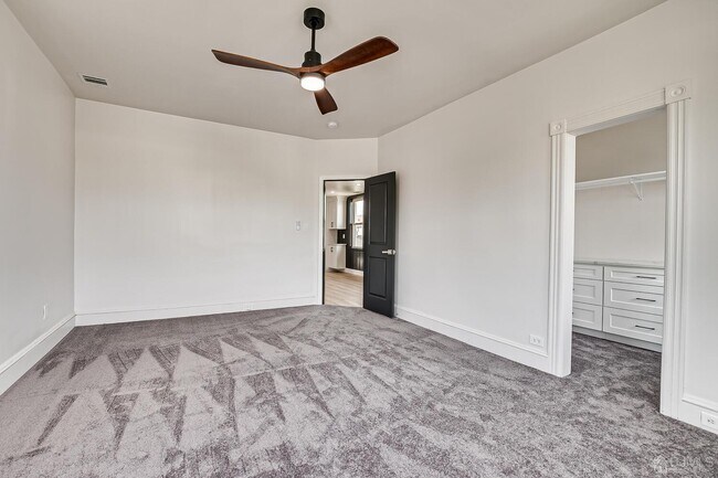 Building Photo - 324 Main St