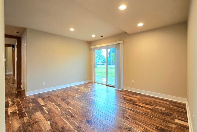 Building Photo - 3 Bedroom Home in Sedro Woolley Available Now