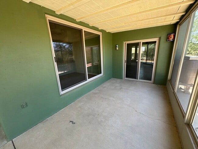 Building Photo - 9731 E Kleindale Rd