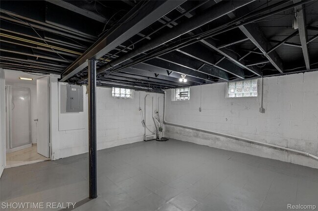 Building Photo - 2410 Yale Ave
