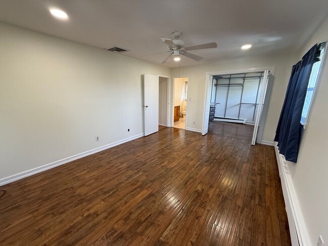 Building Photo - Spectacular 3 Bed/3 Bath Home in Long Beach!