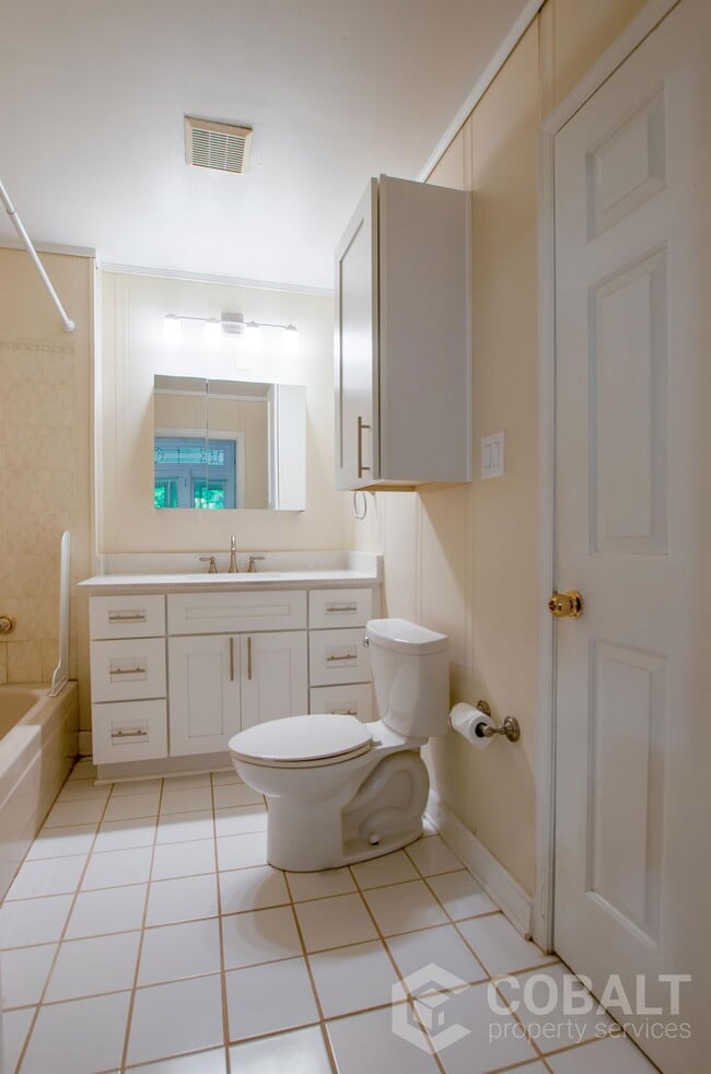 Building Photo - 867 Rosedale Rd NE