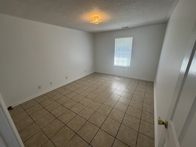 Building Photo - 107 Pickle St