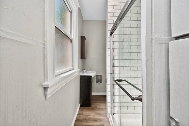 Building Photo - 2359 Stratford Ave