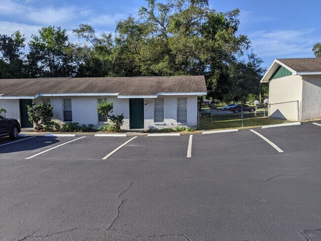 Building Photo - 1 bedroom, 1 bathroom Apartment - washer & dryer in unit! Clinton Avenue Dade City