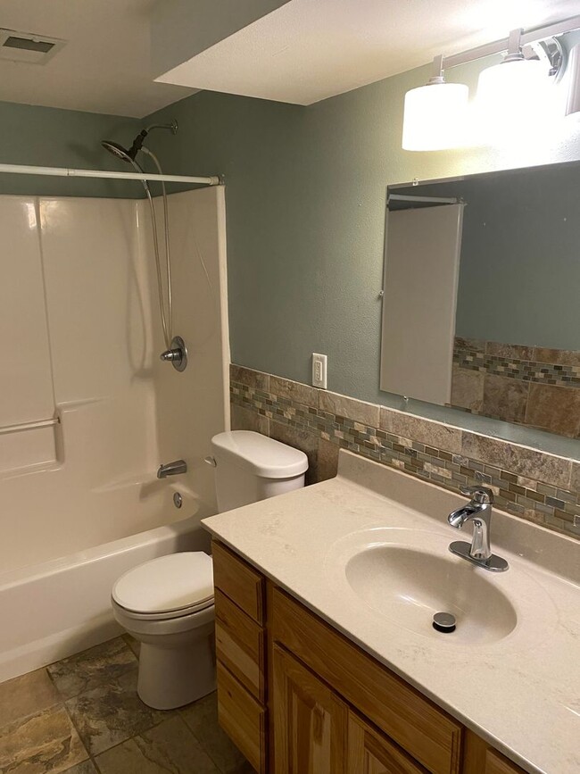 Building Photo - Beautiful 2 bedroom 1 bathroom well mainta...