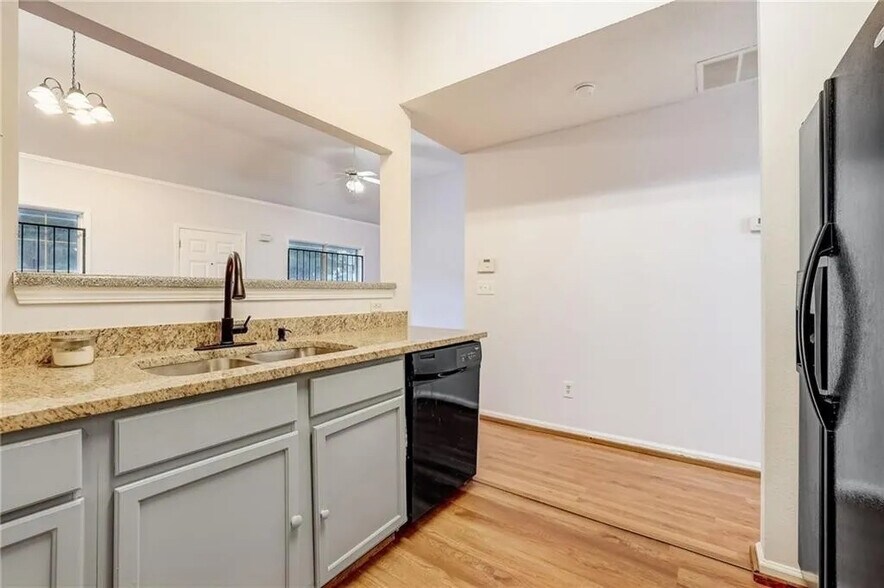 Building Photo - Room in House on Cypress Pointe Dr