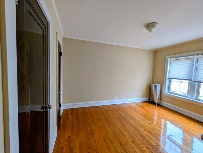 Building Photo - 6703 N Greenview Ave