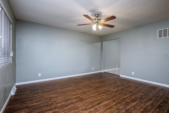 Building Photo - 514 NE Corder St