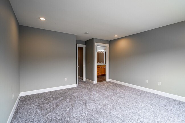 Building Photo - 3 Bedroom Townhome at The Vineyard