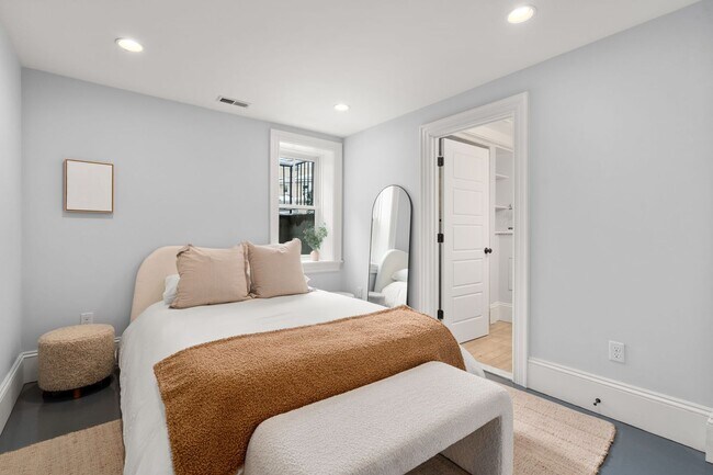 Building Photo - Amazing 3 bed 3 bath in Allston