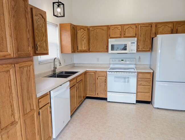 Building Photo - AVAILABLE NOW! 3 Bedroom Ranch with 2 Full...