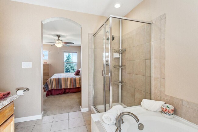 Building Photo - 3 Bedroom, 3 Bth Townhome with 2 Car Garage