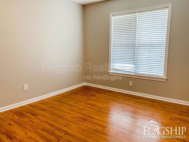 Building Photo - 3638 Highland Dr