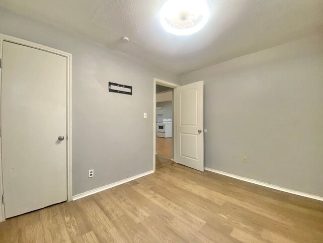Building Photo - Great economical 2 bed 1 bath rental now available in Arnet Benson