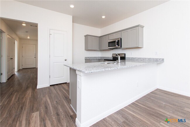 Building Photo - 5815 Betty Lou Dr