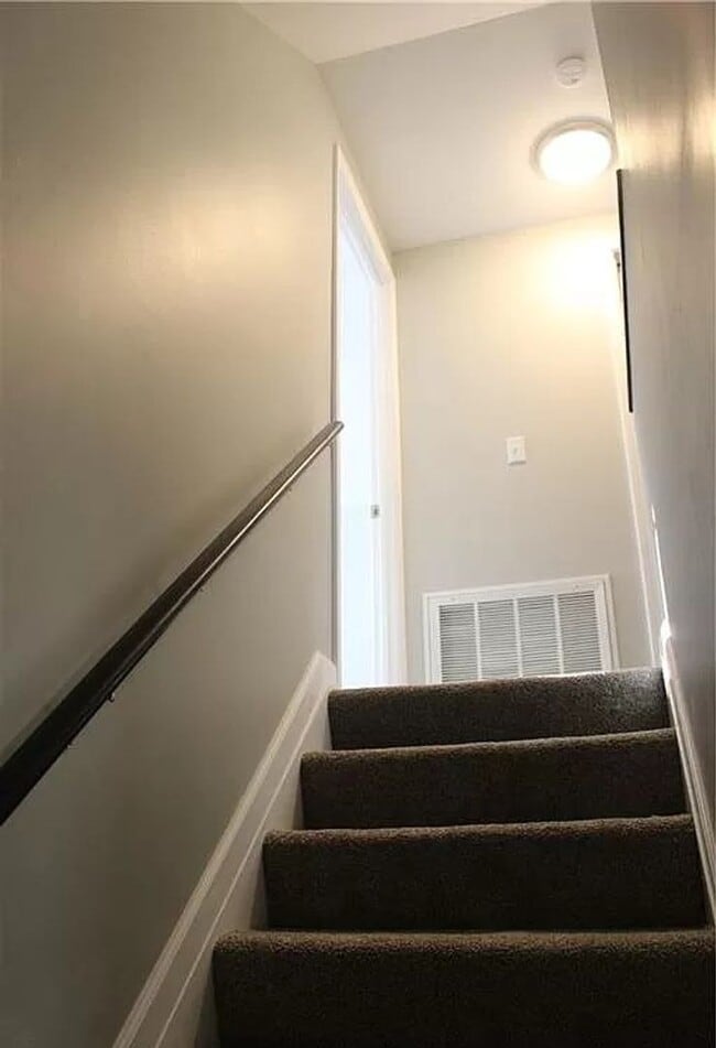 Building Photo - 3 Bedroom home with fenced in backyard and...