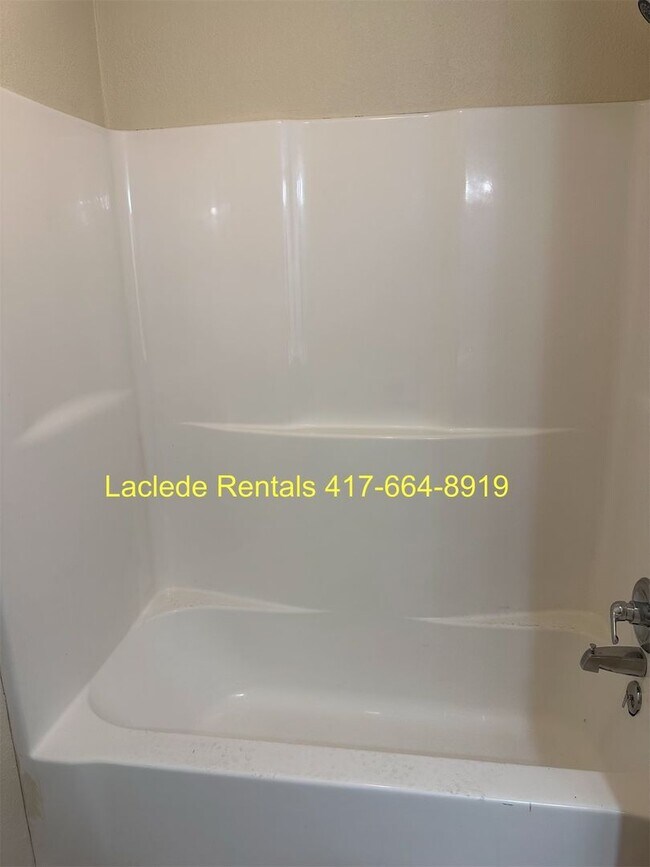 Building Photo - 3 Bedroom 2 Bathroom Duplex