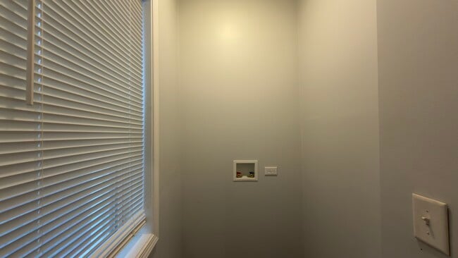 Building Photo - 1344 E 72nd Pl