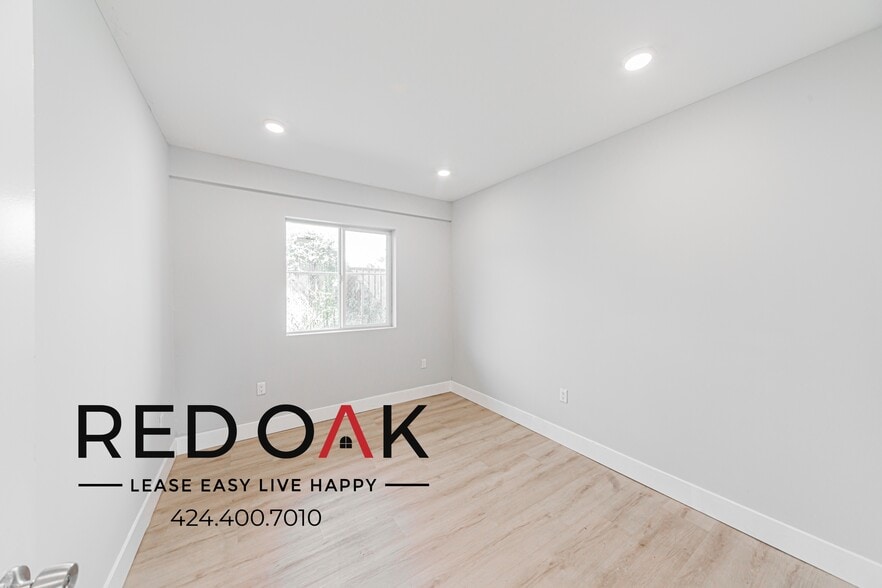 Building Photo - 923 W 75th St