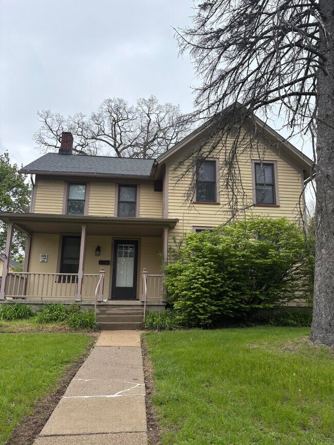 Building Photo - 201 Oak St