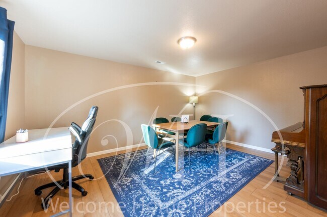 Building Photo - Conveniently Located 3 Bedroom Home with F...