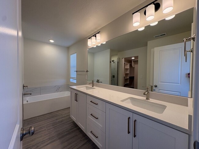 Building Photo - Brand New Townhome