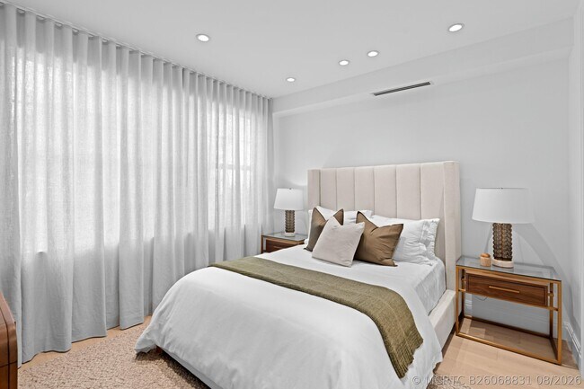 Building Photo - 255 Royal Poinciana Way