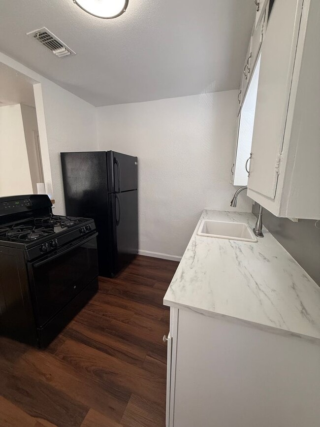 Building Photo - Newly Renovated 2 Bed Home | Hardwood Floors + Updated Interior!