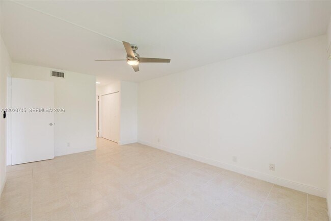 Building Photo - 200 Lakeview Dr