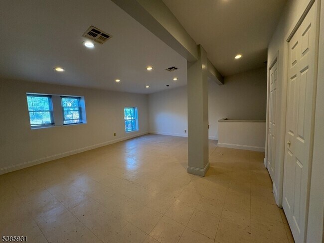 Building Photo - 109 S Orange Ave