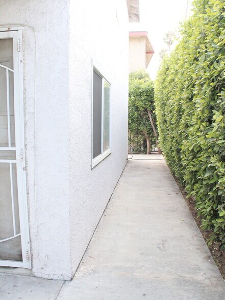 Building Photo - 11116 S Figueroa St