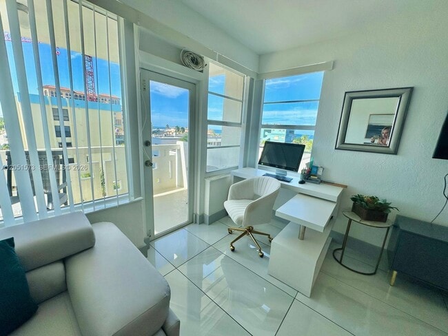 Building Photo - 3111 N Ocean Dr