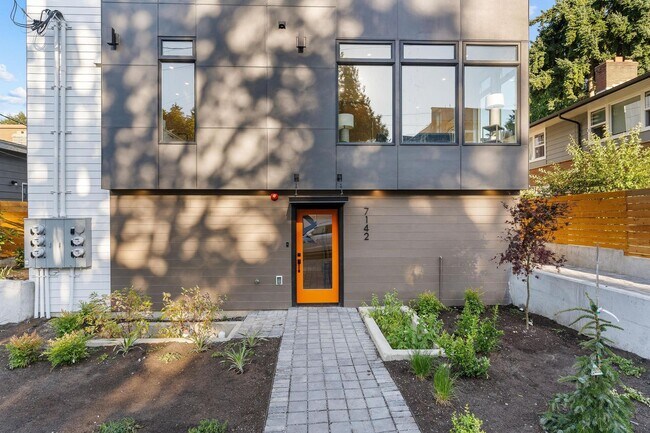 Building Photo - Gorgeous Brand New Construction w/ Rooftop Deck! 3 Bed 2.5 Bath Seattle Home