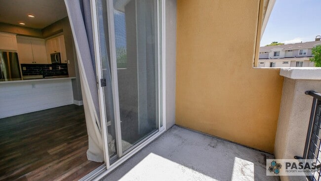 Building Photo - Modern Corner-Unit Condo with tandem 2-Car Garage in Central San Diego