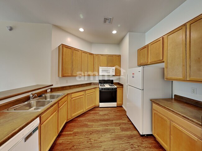 Building Photo - 33 E Calle Vivaz