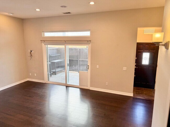 Building Photo - Spacious 3 Bedroom Townhouse 3 blocks from the ocean