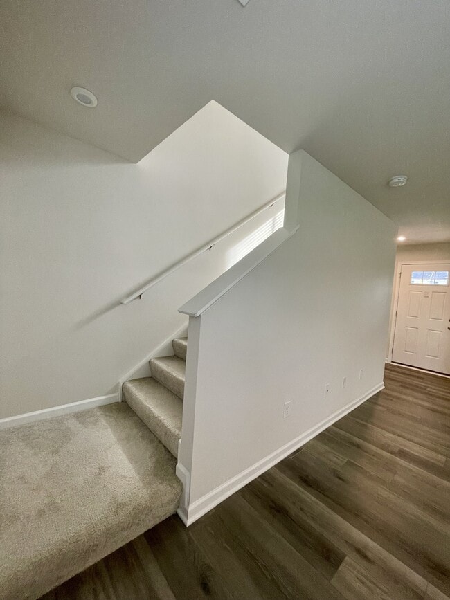 Building Photo - 154 Robinia Rd