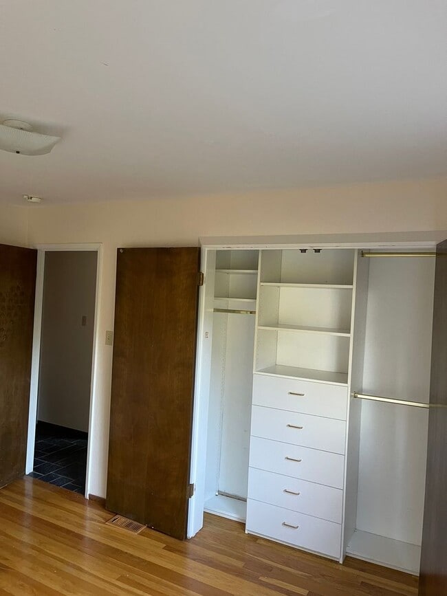 Building Photo - 8311 Buckingham Dr