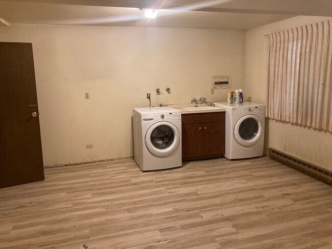Building Photo - 260 E 38th Ave